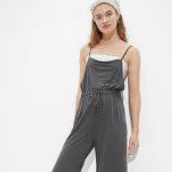 American eagle dark grey jumper. Ties @ back w/elastic waist adjustable straps - Picture 2 of 9